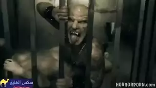 وحش شرير يضرب كس الفتاة الأسيرة المشدود رعب إكس إكس إكس