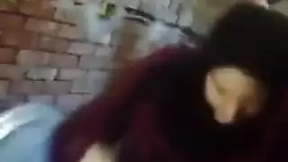 الفتاة في الزريبة تسمح له بممارسة الجنس معها كما يشاء
