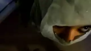 عاهرة متخفية تخدم القضيب تحت النقاب وتتلقى الحمم