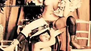 سكس مصري صريح: سكرتيرة محجبة تمص زبًا بعمق