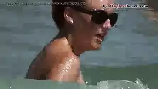 جنس علني على الشاطئ مع أثداء طبيعية كبيرة