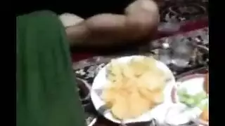 كيف يمص الحبيب صدر حبيبته في الحمام