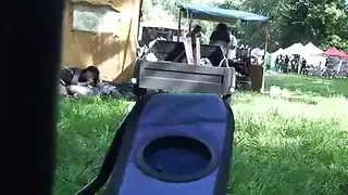 حفلة عامة، جنس خاص: حركة كلابية في الخارج