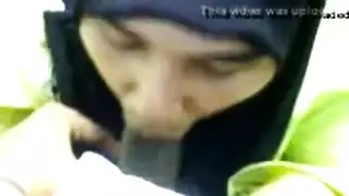 شرموطة محجبة تستمتع بقذف منوي فوضوي على لسانها