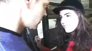 مص في الحظيرة: العاهرة الشابة تبلع نزوة الأب