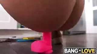 فوضى جنسية على طاولة المطبخ نيك عميق بدقة عالية