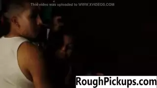 سحاق مجاني: الفتاتان المستقيمتان جينا ورايلي تمتعان بعضهما