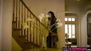 أم ذات أثداء كبيرة تمارس الجنس الجماعي أصدقائي يمنحونها هبة