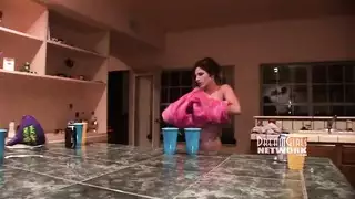 حفلة عامة للعاهرات: من المشروبات لعلقة جماعية