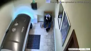 شارك الاستلقاء تحت أشعة الشمس نائب الرئيس داخل