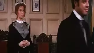 لعب أدوار حار: رجل مسيطر ينيك الخادمة المستسلمة بوضعية الكلب