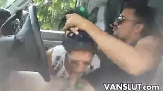 راقصة شرق أوسطية تقدم عرضًا صريحًا على العمود