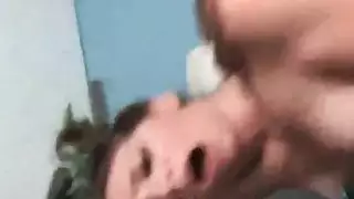 عطعوط ومحروس في علبة جماعية إباحية مع هزات متعددة