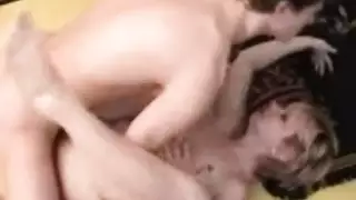 عاهرة ناضجة مشعرة تحصل على حصتها من قضيب مزين بالوشم