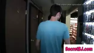 تلميذة تخدع الرجال لممارسة جنس جماعي