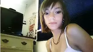 الفتاة المراهقة أناهتا تكشف عن جسدها الحار، ثدييها ومؤخرتها مكشوفة لرجلها