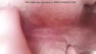 سنورة شقراء تستمني قضيبًا صلبًا ضخمًا