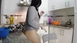 الزوجة تأخذ قضيبًا كبيرًا أمام الكاميرا