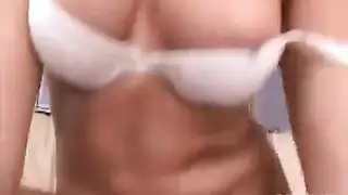 شاب ذو قضيب هائل ينيك امرأة أكبر سناً في مشهد إباحي