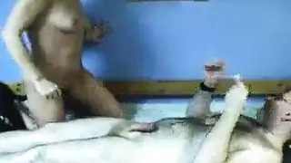 دردشة على الأريكة تتطور إلى فعل شرجي صريح