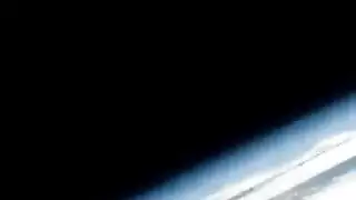 أثداء بحجم قياسي مثلية ثلاثية وتدفق السوائل على صدر كبير