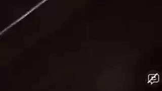 فتاة آسيوية مشعرة تفتح ساقيها لجلسة سحاقية برية