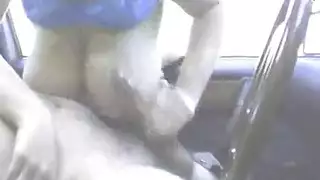 رحلة برية إباحية صريحة: مص القضيب والخنق بثدي ناري