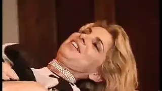 قطة شقراء تنكح بعمق وتصرخ من المتعة