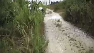 نيك خارجي جامح: عاهرة لا تشبع تستمتع بفعل ثلاثي عنيف