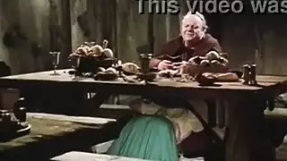 قذف في المكتب: امرأة خبيرة تخدم قضيب عجوز متصلب