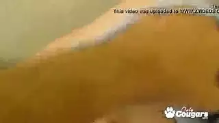 شقراء مثيرة تأخذ حلقها وشرجها محشوين في ريمكس صديقها الإباحي