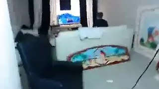 فتاة ذات مؤخرة كبيرة تأخذ قذفة أثناء الجنس السحاقي