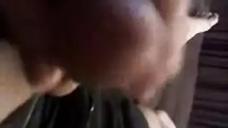 قضيب ضخم لشاب مفتول العضلات يطلق دفقة مني هائلة