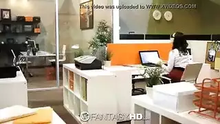 السكرتيرة تتعرض لضرب طيزها الضخم وكسها الأحمر المشهي العميق من قبل الرئيس التنفيذي
