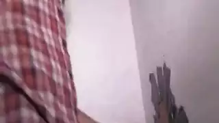 بورن في حظيرة الماشية مع عاهرات