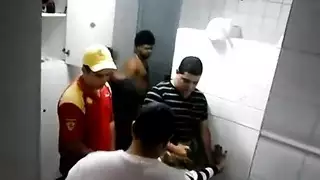 متعة مزدوجة: مص قضيب وعبادة ثدي