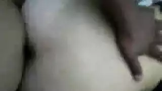 دم على الملاءات مشهد بورنو عنيف لبداية عذراء