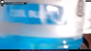 فتاة تغري حبيبها بقميص النوم