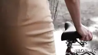 أثداء أوروبية ناضجة تحصل على قبلة منافقة