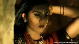 جميلة بوليود تخلع ملابسها وتركب قضيباً قاسياً