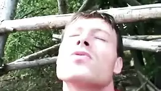 فتاة صغيرة الحجم تستمتع بمشهد إباحي حلو بالاختراق المزدوج