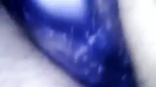 هي تركب قضيبًا قابلًا للنفخ مثل حيوان جامح على الأرض