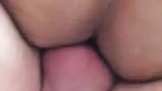 صديقة شبقية تركب القضيب بوضعية الفارسة العكسية على طاولة المساج