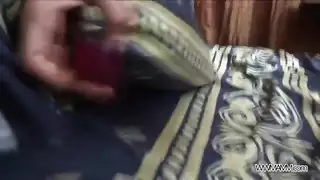 ملكة الشرج المراهقة تأخذ لعبة وحشية عميقاً بالداخل