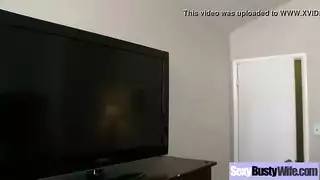 فتاة ناضجة ذات أثداء ضخمة تدعو شابًا إلى جلسة شرجية قاسية