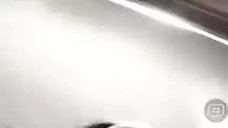 سائق ليموزين ساخن يضرب مساعدته الحامل في السيارة الفاخرة