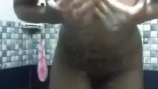 يشوف امه وهي تستحم