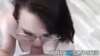 زوجة عربية حارة تمارس الجنس مع غرباء بينما يستمني الزوج