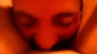 مراهق يتلذذ بثدييها في مقطع صريح