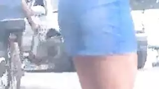 شاب عربي يسيطر على سيدة أكبر سناً في مشهد صريح